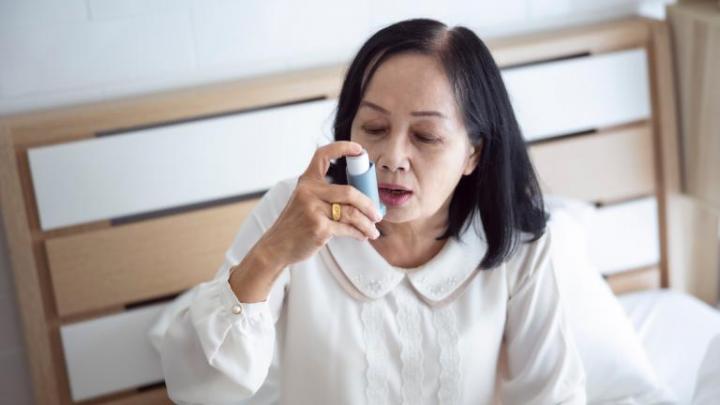 woman using inhaler